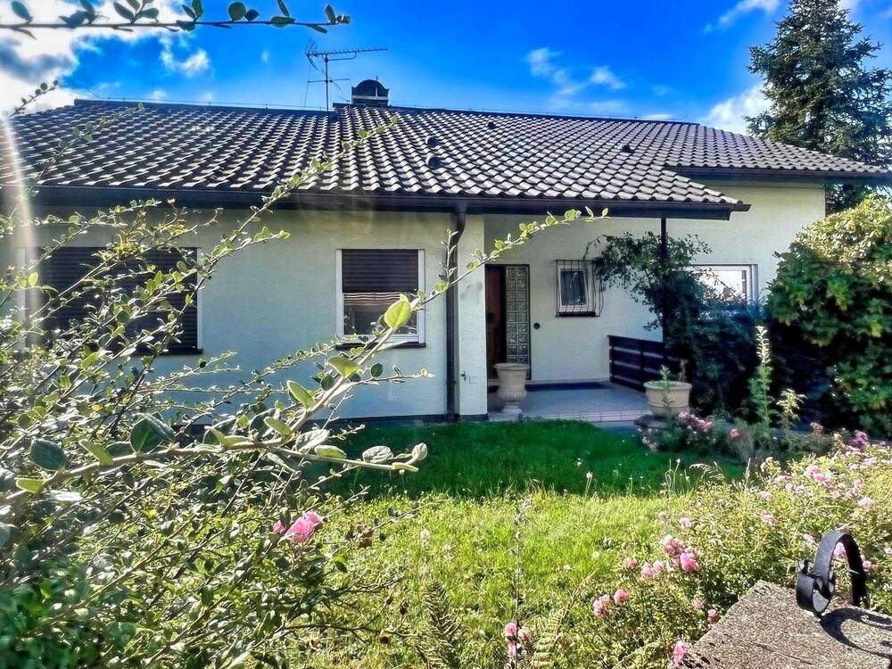 Thumbnail-Großzügiges Einfamilienhaus mit Potenzial in ruhiger Lage