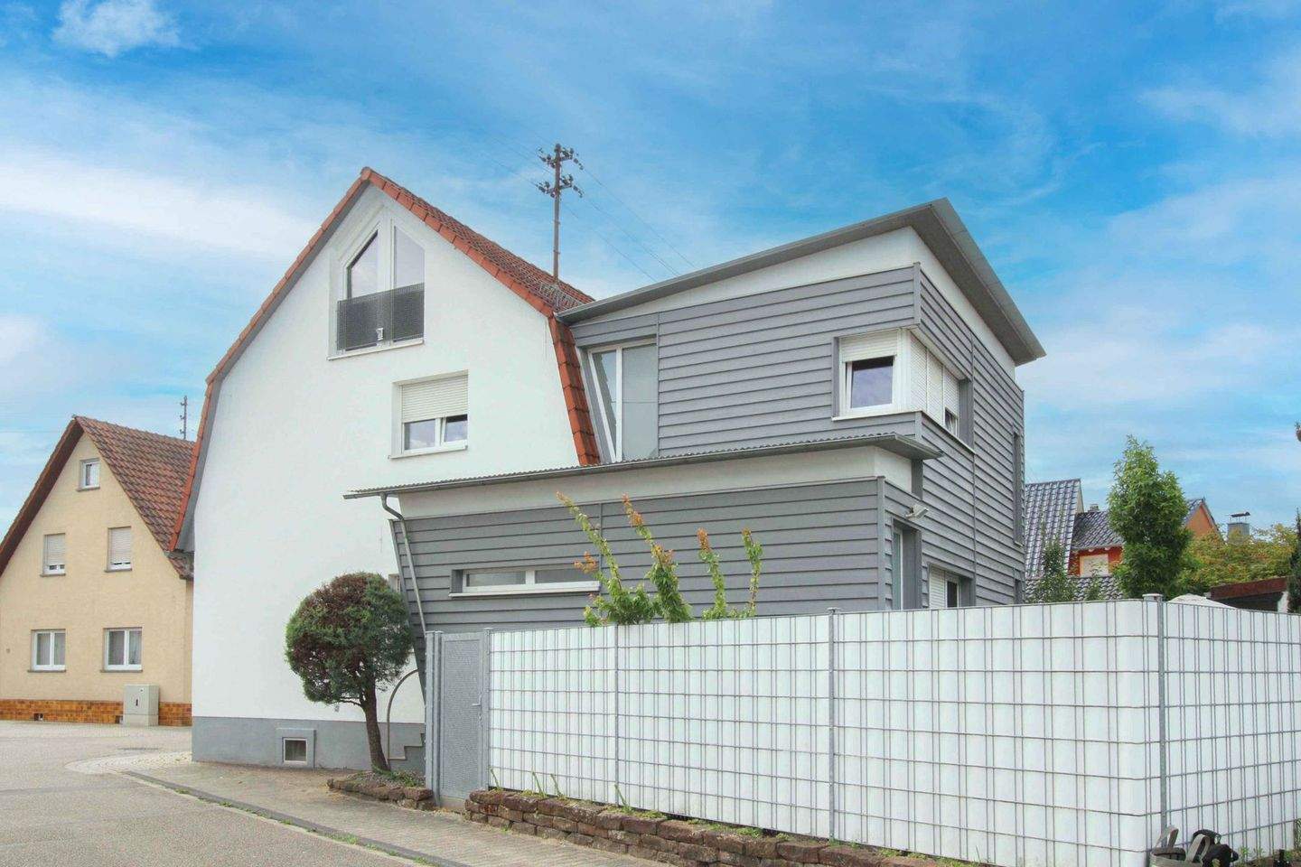 Thumbnail-Tradition trifft Moderne: Freistehendes 2-Familienhaus in Graben-Neudorf zur flexiblen Nutzung.