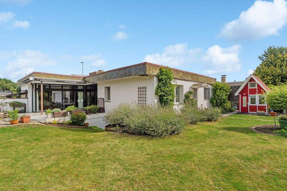 Thumbnail-Ein Zuhause mit Perspektive - freistehender Bungalow mit Traumgrundstück in Dormagen-Hackenbroich