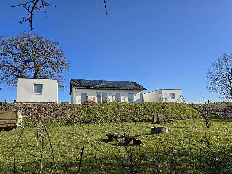 Thumbnail-Neuwertiger Bungalow (Energie A-Plus) mit zwei sehr großen Garagen in idyllischer Ortsrandlage!