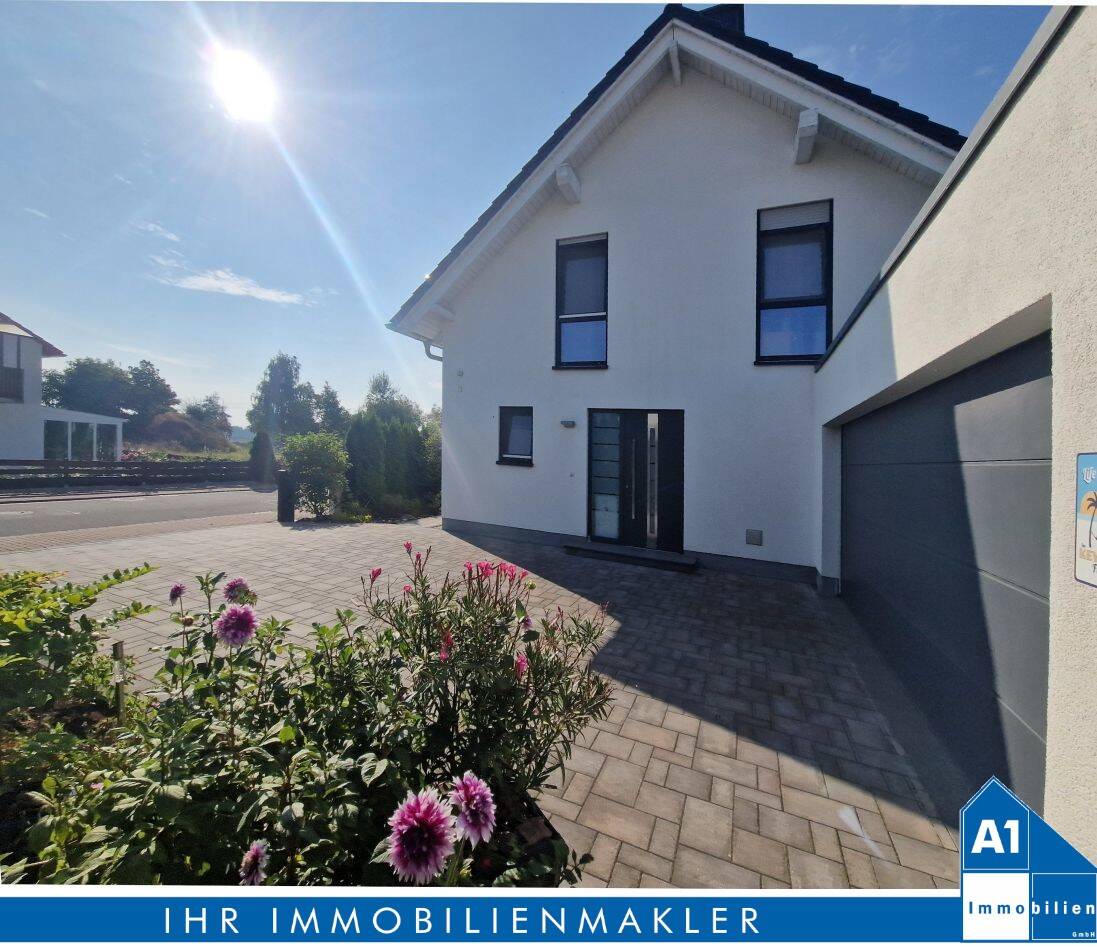 Hausansicht mit Doppelgarage