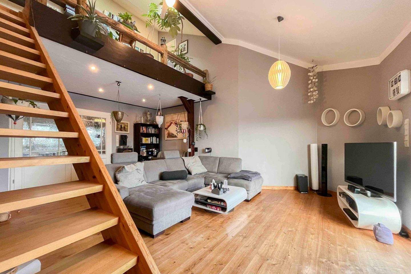 Thumbnail-Großzügige 6 Zimmer-Maisonettewohnung mit Galerie, Dachterrasse und Naturblick