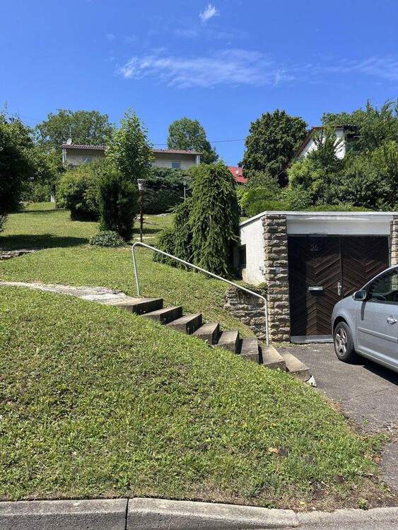 Thumbnail-Attraktives 9-Zimmer-Ein - Zweifamilienhaus in Eningen mit unverbaubaren Blick auf die Alb