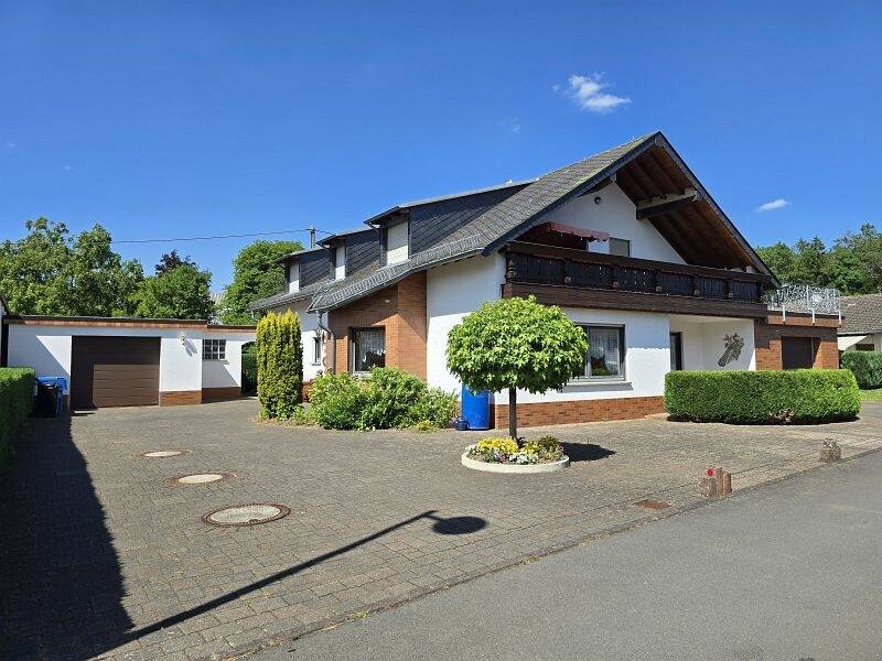 Thumbnail-Hochwertiges Ein- oder Zweifamilienhaus - entscheiden Sie selbst - zwei Garagen inklusive!