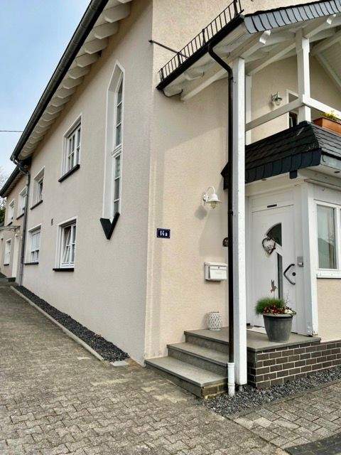 Thumbnail-Großzügiges Einfamilienhaus mit fünf Schlafzimmern, lichtdurchflutetem Wohnambiente und gepflegtem Garten – ideal für Familien