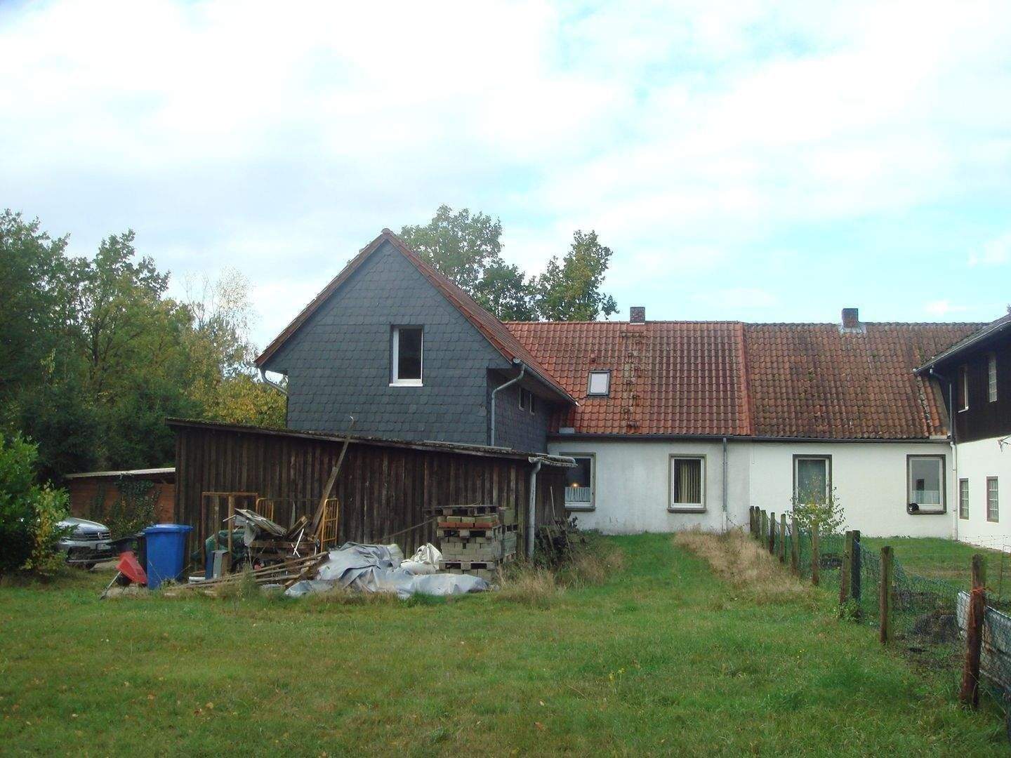Thumbnail-Landhausdoppelhaushälfte in ruhiger Waldrandlage und guter Zuwegungsanbindung zu verkaufen.