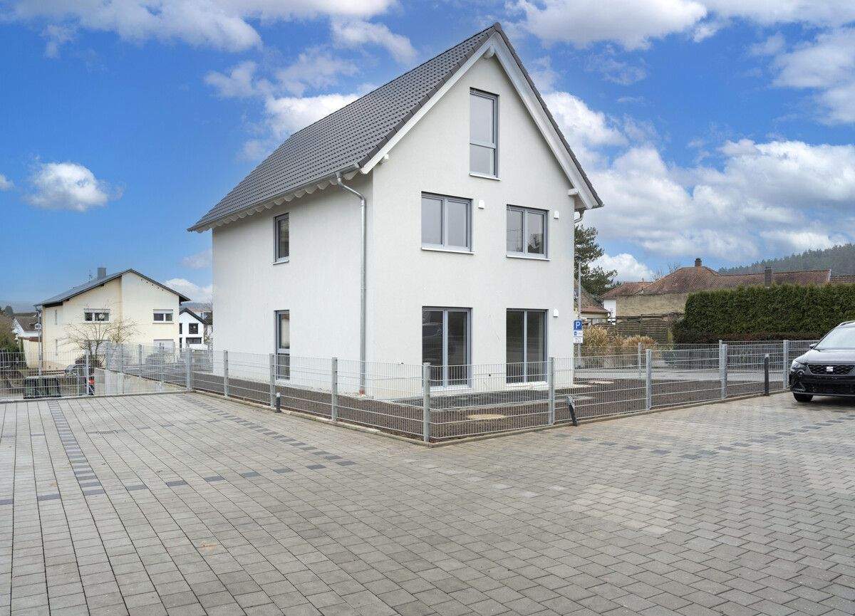 Thumbnail-Neubau: Freistehendes Energieeffizienzhaus mit moderner Luft-Wasser-Wärmepumpe, Fußbodenheizung & Keller, schlüsselfertig