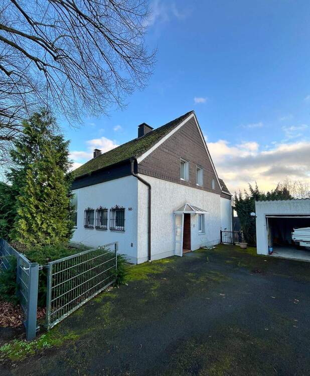 Thumbnail-Wohnhaus mit Doppelgarage und Stellplätzen