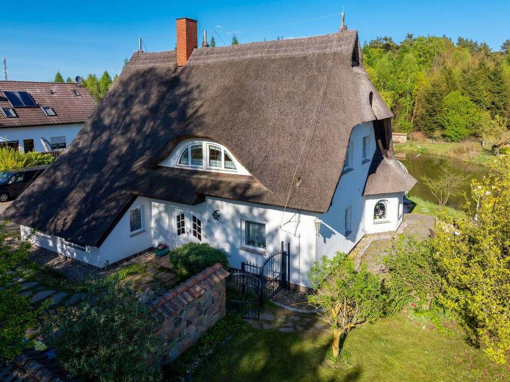 Thumbnail-Reetgedecktes Landhausidyll mit Gartenparadies am Teich