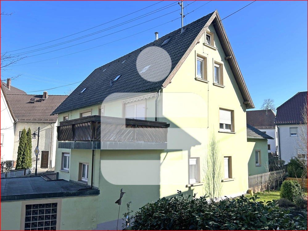 Thumbnail-Großzügiges Wohnhaus mit zwei Garagen