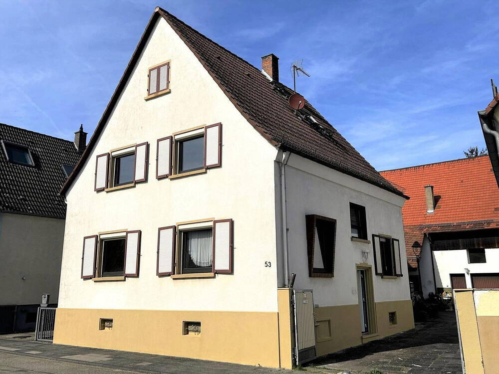 Wohnhaus vorne mit Hofeinfahrt