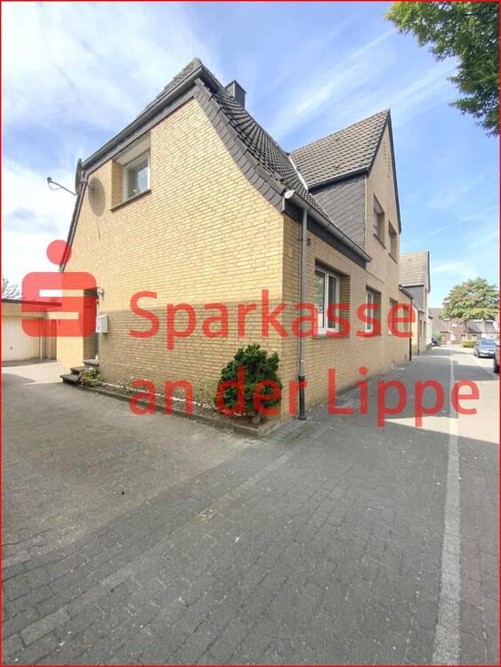 der Hauseingang u. die Zufahrt zur Garage