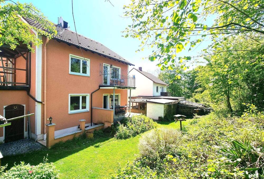 Thumbnail-Schönes Wohnhaus mit zwei Wohnungen und Garage