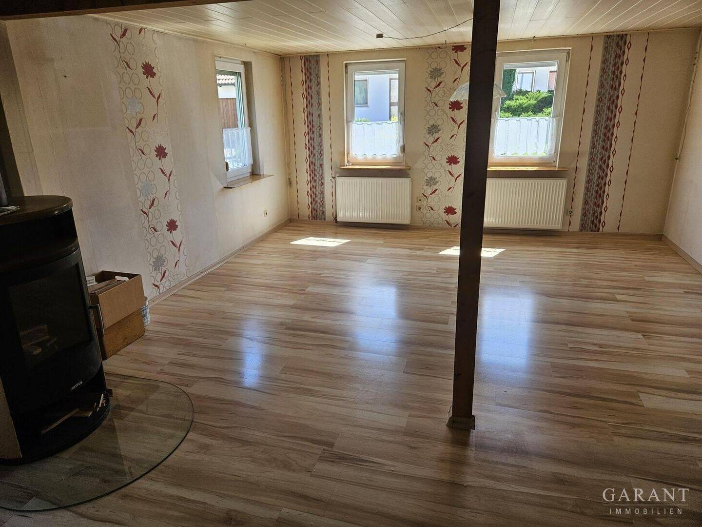 Thumbnail-Zweifamilienhaus mit großem Garten und Scheune in zentraler Lage