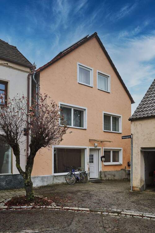 Thumbnail-Projekt mit Zukunft: Renovierungsbedürftiges Wohnhaus mit ca. 222 m² Wohnfläche und Garten