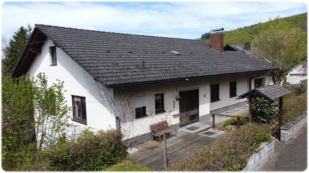 Thumbnail-Freistehendes Einfamilienhaus mit Einliegerwohnung in naturnaher Ortsrandlage!