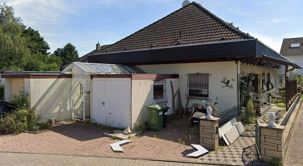 Thumbnail-Versteigerung 11.03.2026 Doppelhaushälfte mit 2 Garagen und Stellplatz Nähe Karlsruhe 150 m²