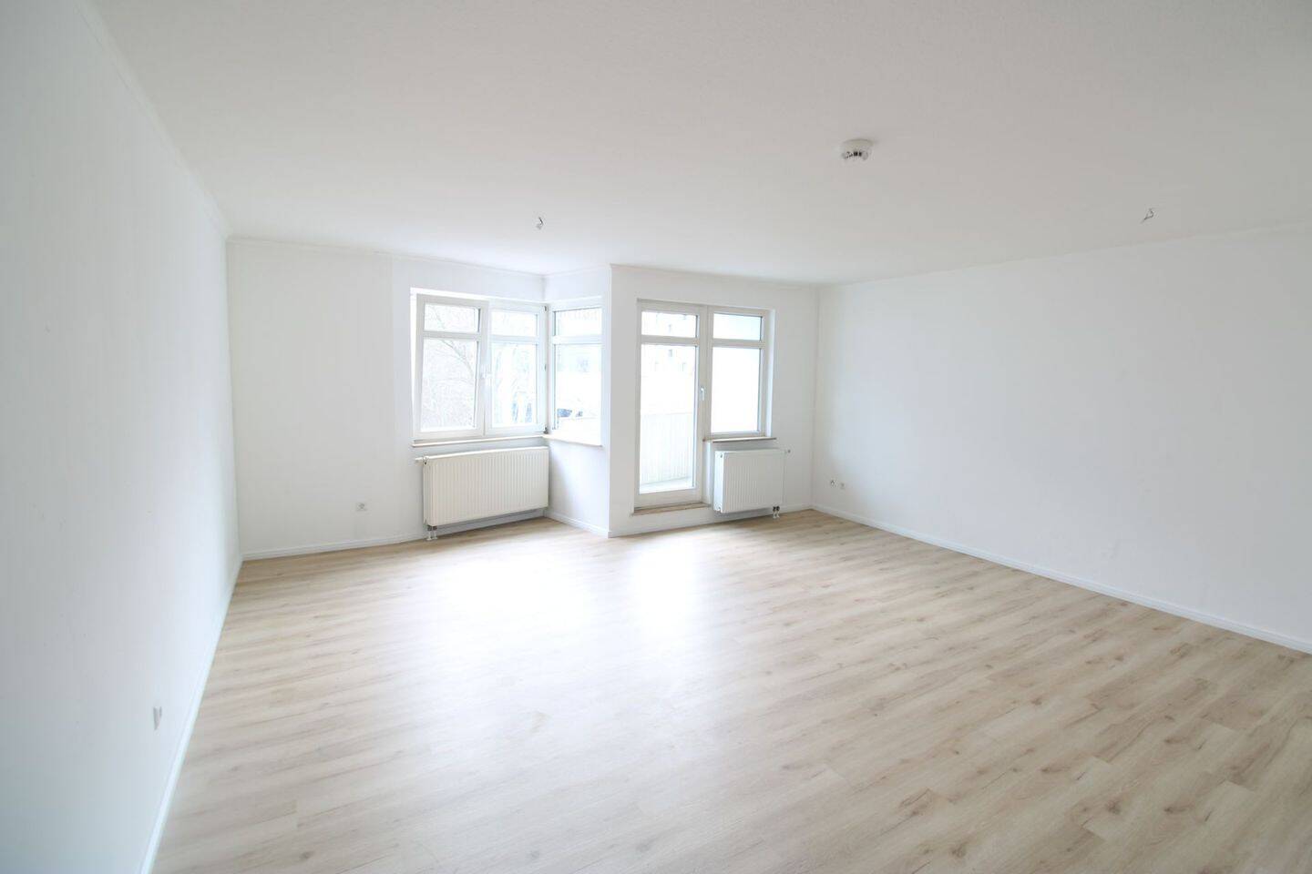 Thumbnail-Helle 2-Zimmer-Wohnung mit Balkon in ruhiger Potsdamer Seitenstraße