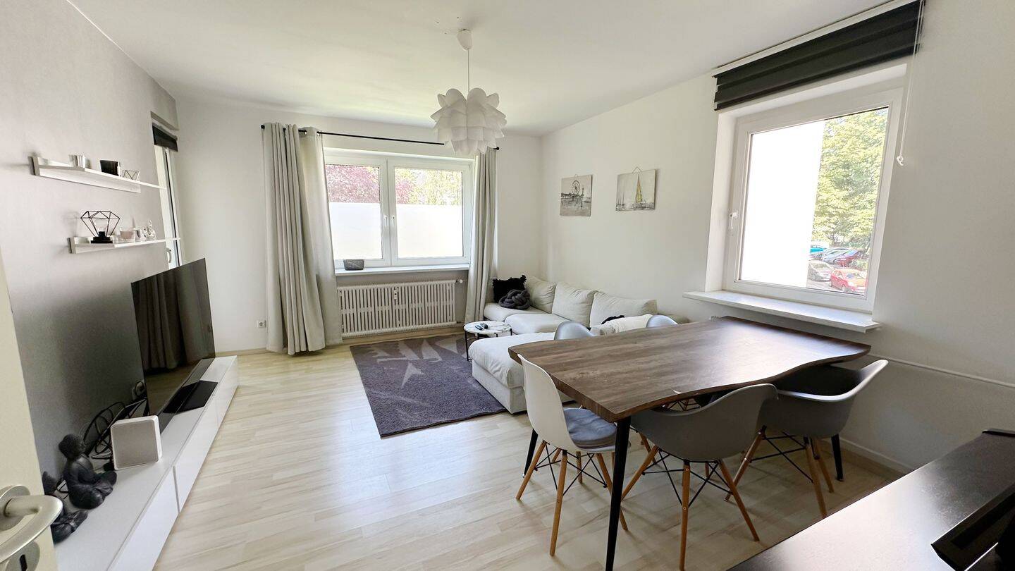 Helles, großes Wohnzimmer mit Zugang zum Balkon