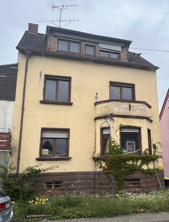 Thumbnail-Ein Investoren-Juwel: Sanierungsbedürftiges 3-Familienhaus mit Potenzial plus einem zusätzlich Baugrundstück in Saarlouis