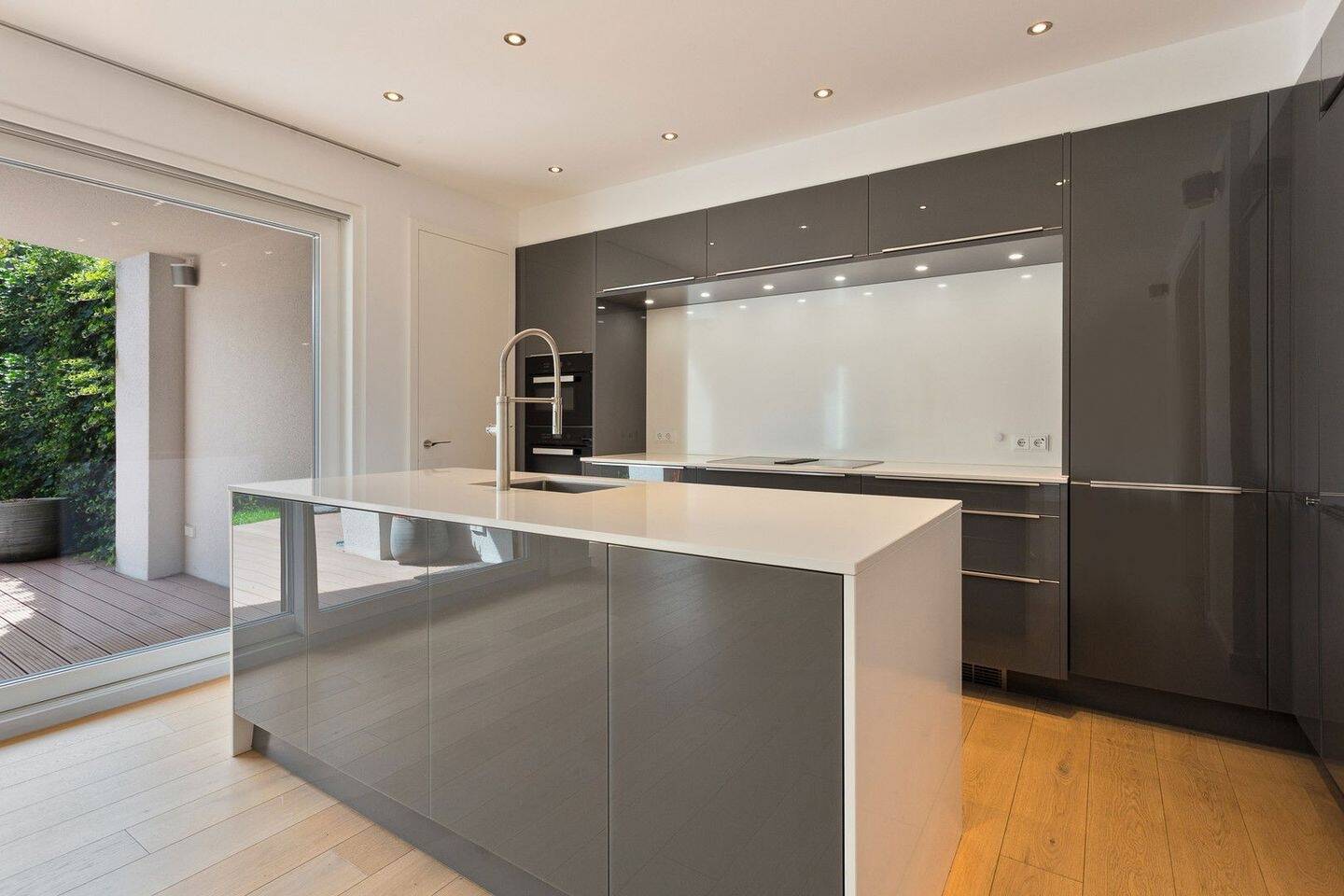 Thumbnail-Exklusives Einfamilienhaus mit hochwertiger Ausstattung, 2 PKW Stellplätzen und kleinem Garten