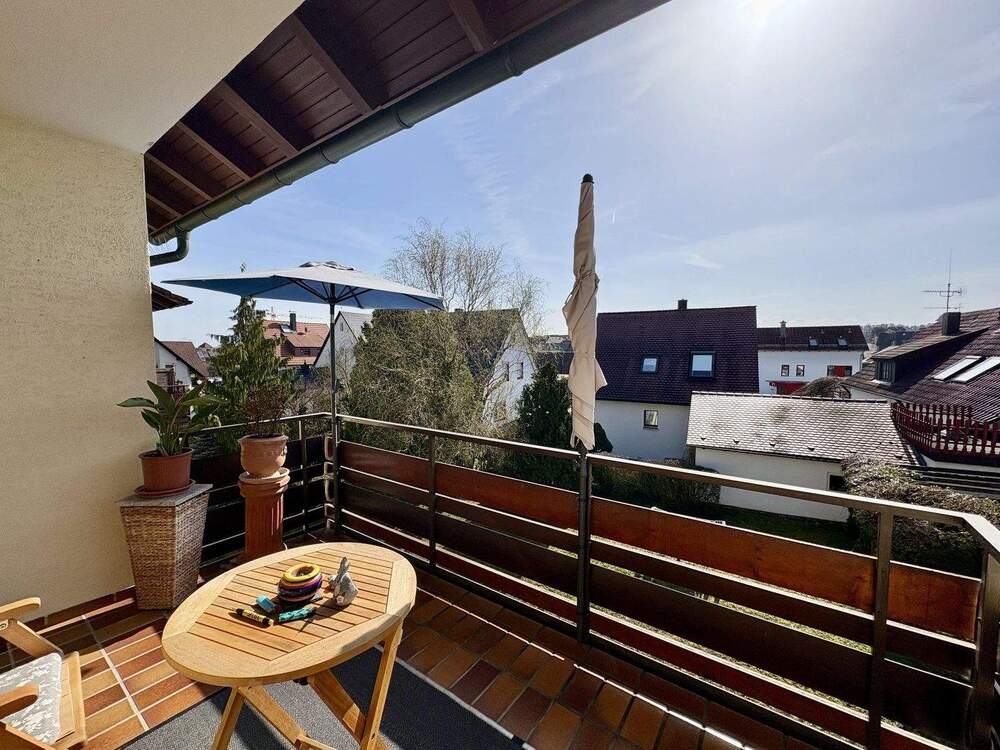 Thumbnail-Toll aufgeteilt mit sonnigem Balkon