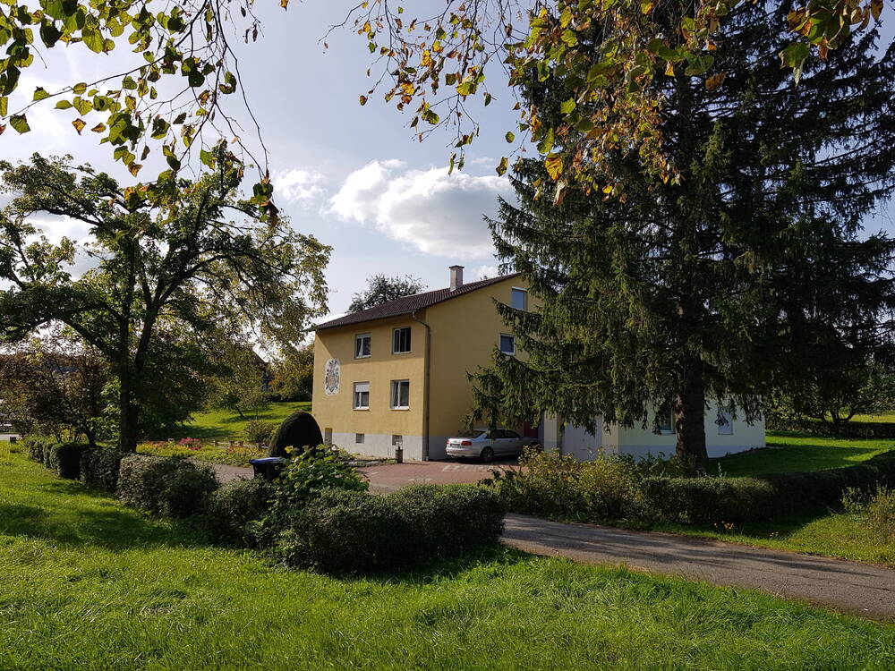 Thumbnail-Zweifamilienhaus in Alleinlage mit 2 Garagen + KFZ Stellplätzen und Ausbaupotenzial