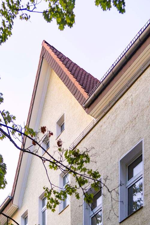 Thumbnail-Helle 2-Zimmer-Altbauwohnung mit Südbalkon - ruhig, grün, mit Potenzial zur Eigennutzung!