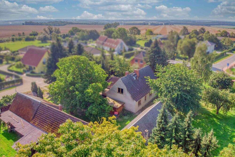 Thumbnail-Renovierungsbedürftiges Einfamilienhaus samt Garten, 2 Garagen und 3 Freistellplätzen