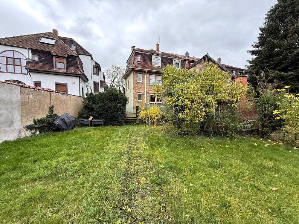 Thumbnail-Dreifamilienhaus mit zusätzlicher Bebauungsmöglichkeit in MA-Hochstätt