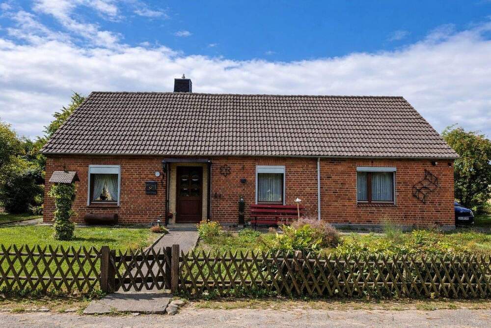 Thumbnail-Einfamilienhaus mit großem Grundstück