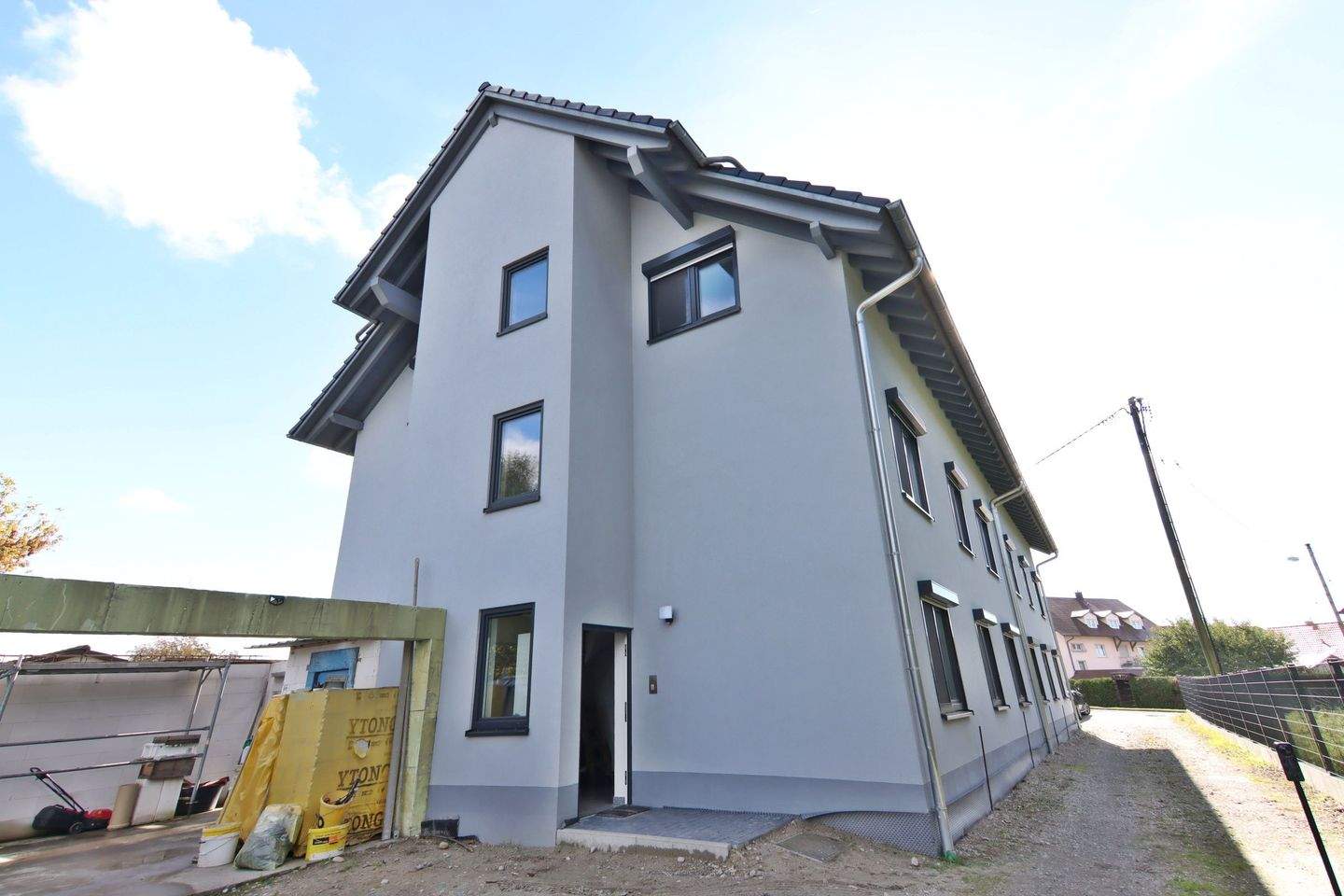 Thumbnail-Neuwertige DHH mit Einliegerwohnung im DG, teilbar in 3 WE