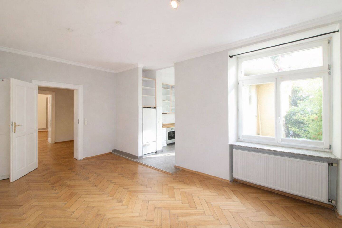 Thumbnail-Gepflegte 2-Zimmer-Altbauwohnung mit großzügigen Grundriss und Südbalkon im Innenhof von Schwabing!