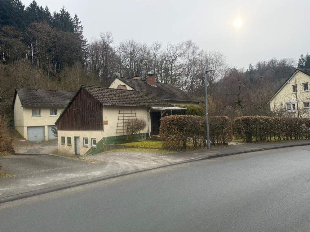 Thumbnail-Ideal für Hundeliebhaber...Freistehendes Zweifamilienhaus mit Anbau und separatem Betriebsgebäude...