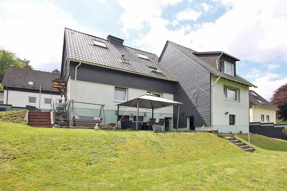 Thumbnail-Großzügiges Zweifamilienhaus mit schönem Gartengrundstück und vielseitigen Nutzungsmöglichkeiten
