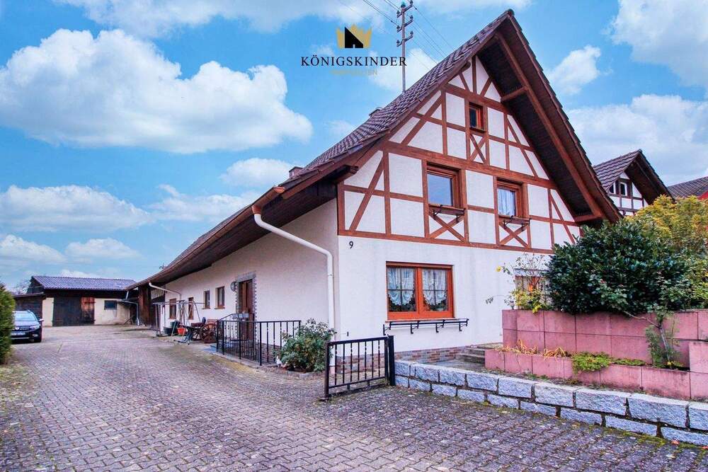 Thumbnail-Charmantes Zweifamilienhaus mit großzügigem Grundstück