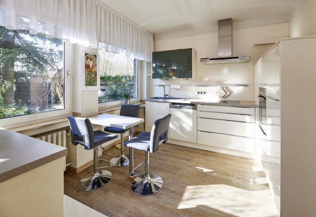 Thumbnail-Großzügiges Zweifamilienhaus mit 3 Garagen in Hüls