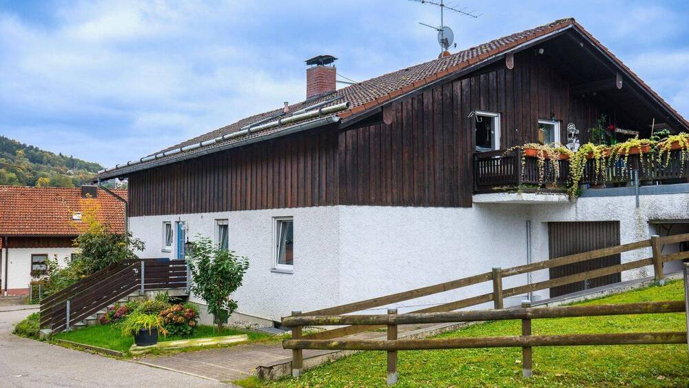 Thumbnail-Große Erdeschosswohnung, Kellerräume, Garage, Gartenanteil