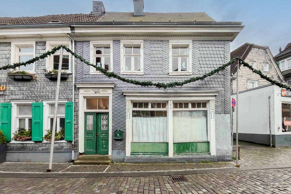 Thumbnail-Wohn- und Geschäftshaus, denkmalgeschützt, im historischen Gräfrath Solingens