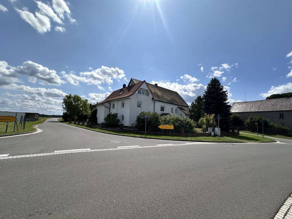 Thumbnail-Charmantes Einfamilienhaus mit Einliegerwohnung, großem Grundstück und Nebengebäuden