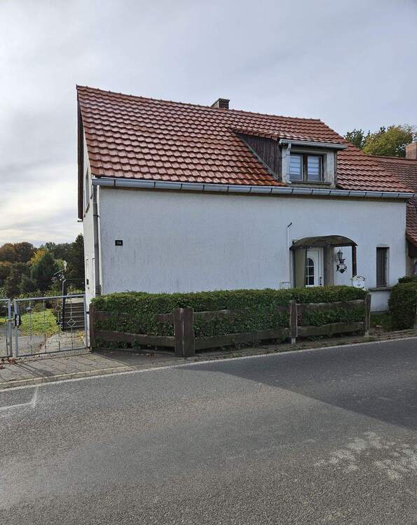 Thumbnail-Ländliche Idylle mit Potenzial – sanierungsbedürftige Doppelhaushälfte auf großzügigem Hanggrundstück