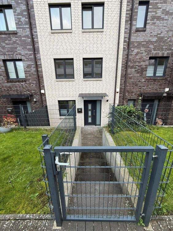 Thumbnail-Modernes Mittelreihenhaus mit 6 Zimmern, Balkon & Terrasse in Harburg