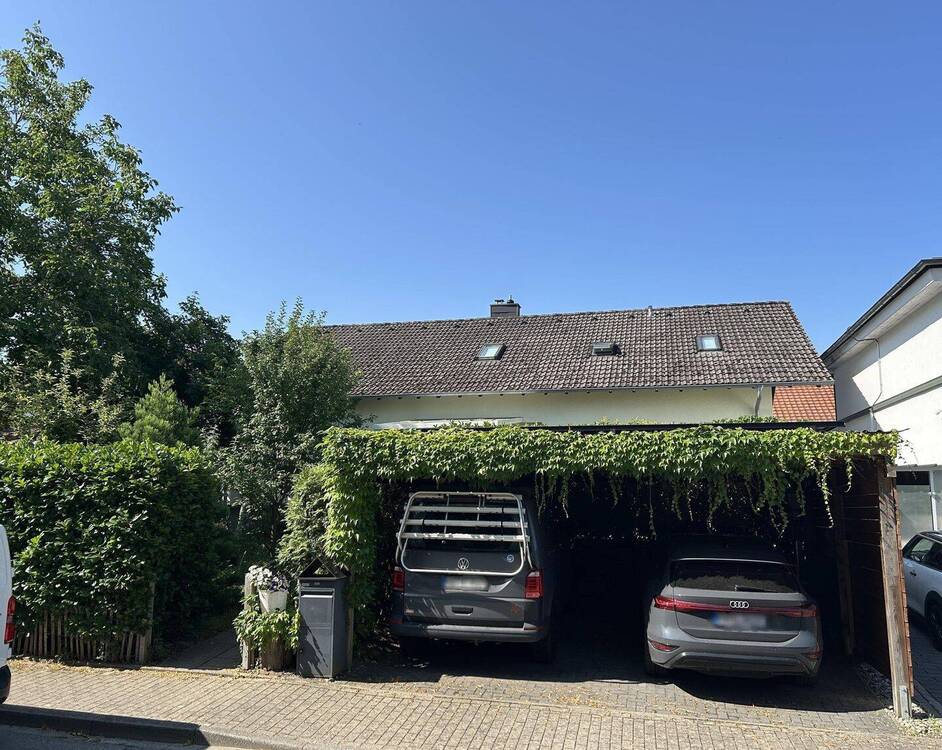Vorderansicht mit Carport