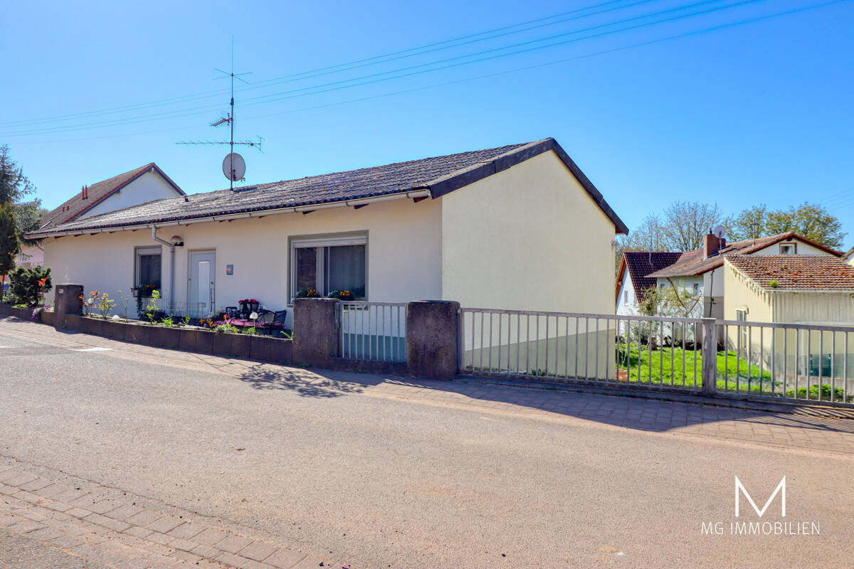 Thumbnail-MG - Bungalow am Feldrand mit Doppelgarage, Garten und Waldgrundstück