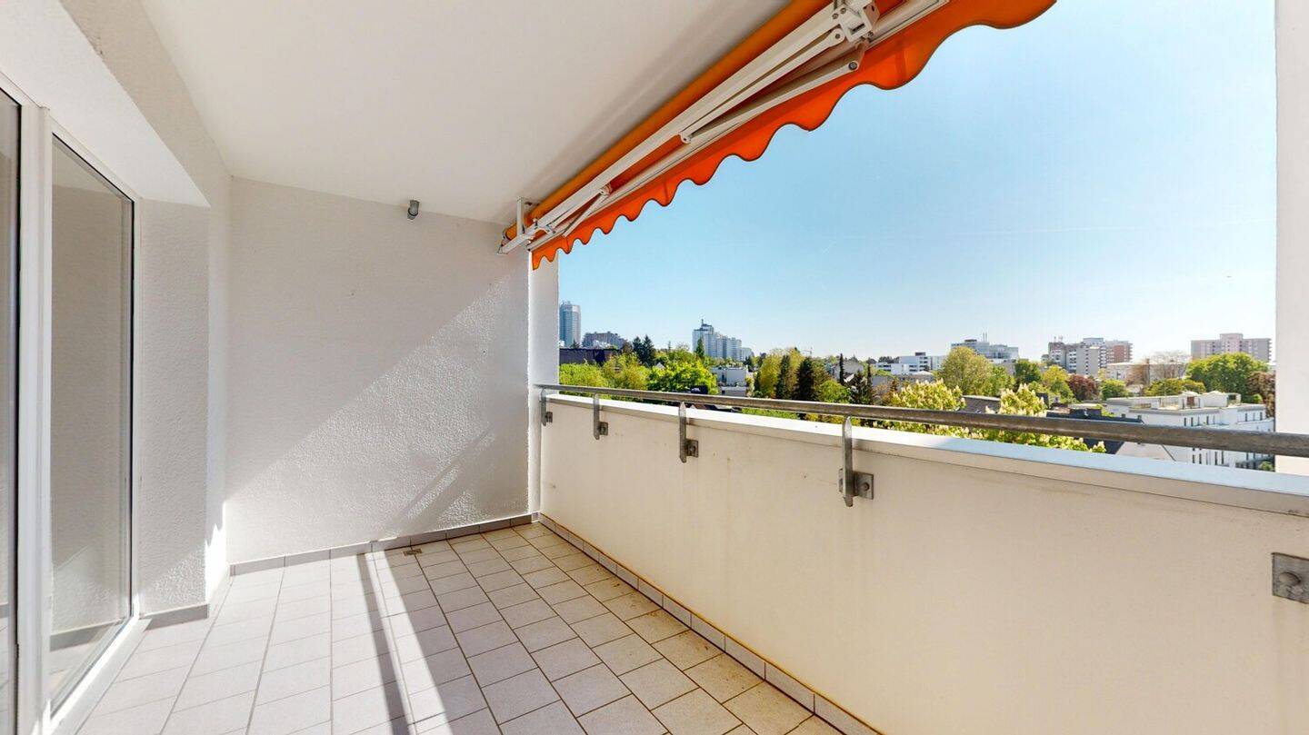 Thumbnail-Sanierungsbedürftige Dreieinhalb-Zimmer-Wohnung mit Loggia und Stellplatz in top Lage