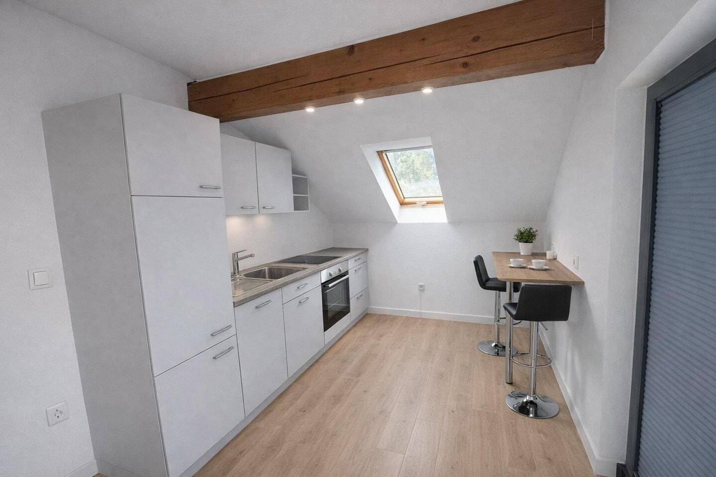 Thumbnail-1.190€ warm - Kernsanierte 2,5-Zi-W mit neuem Bad + EBK + Balkon und Garage in Löwenstein