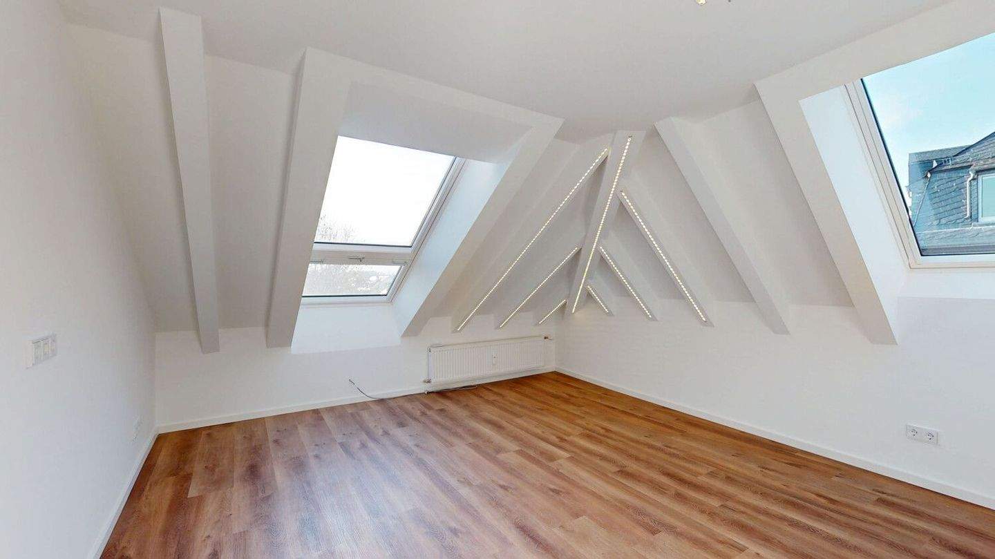 Thumbnail-Erstbezug nach hochwertiger Sanierung: Lichtdurchflutete Dachgeschosswohnung in Frankfurt Heddernheim