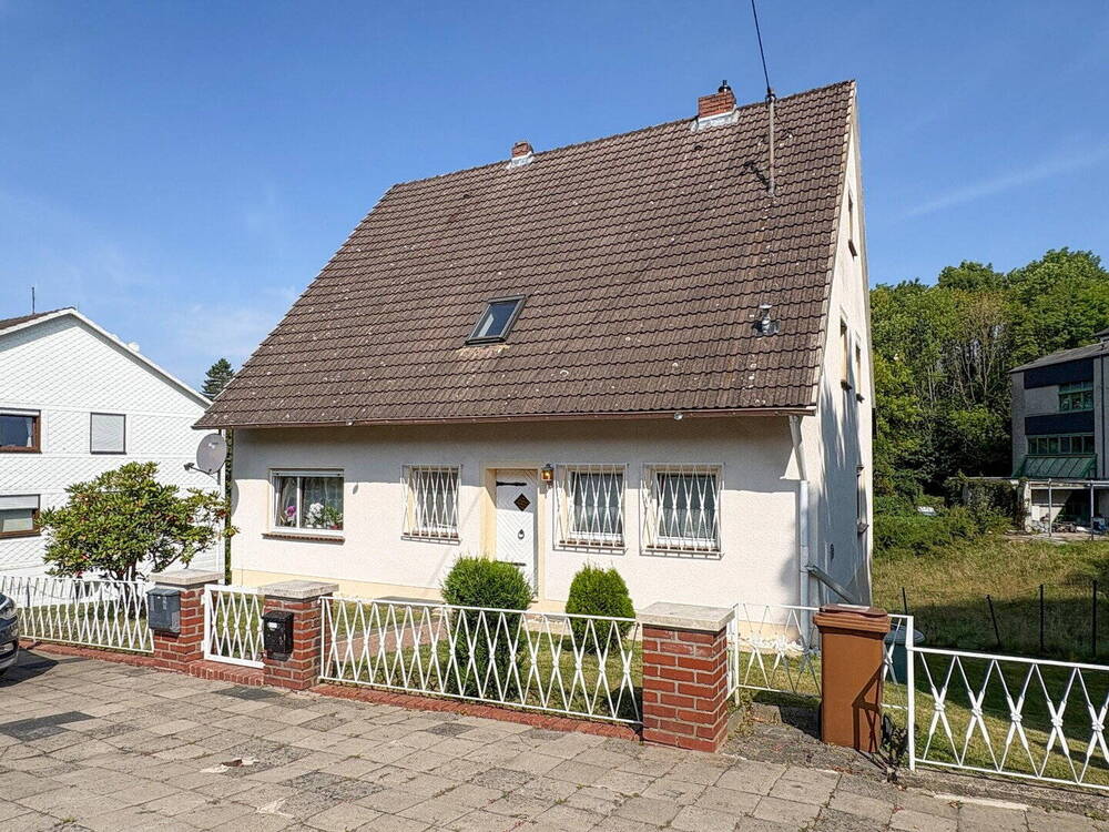 Thumbnail-Zweifamilienhaus, teilvermietet, Wohnung im OG in Renovierung. Zentrale Lage HammSieg