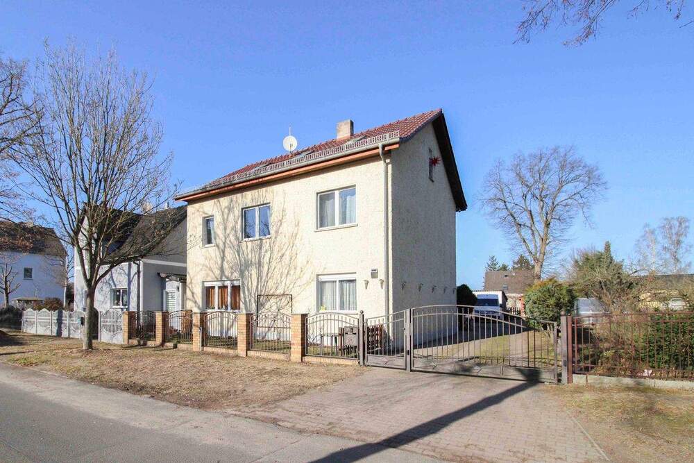 Thumbnail-Viel Platz für die ganze Familie - Großes Einfamilienhaus mit Pool und Nebengelass in Friedrichsthal