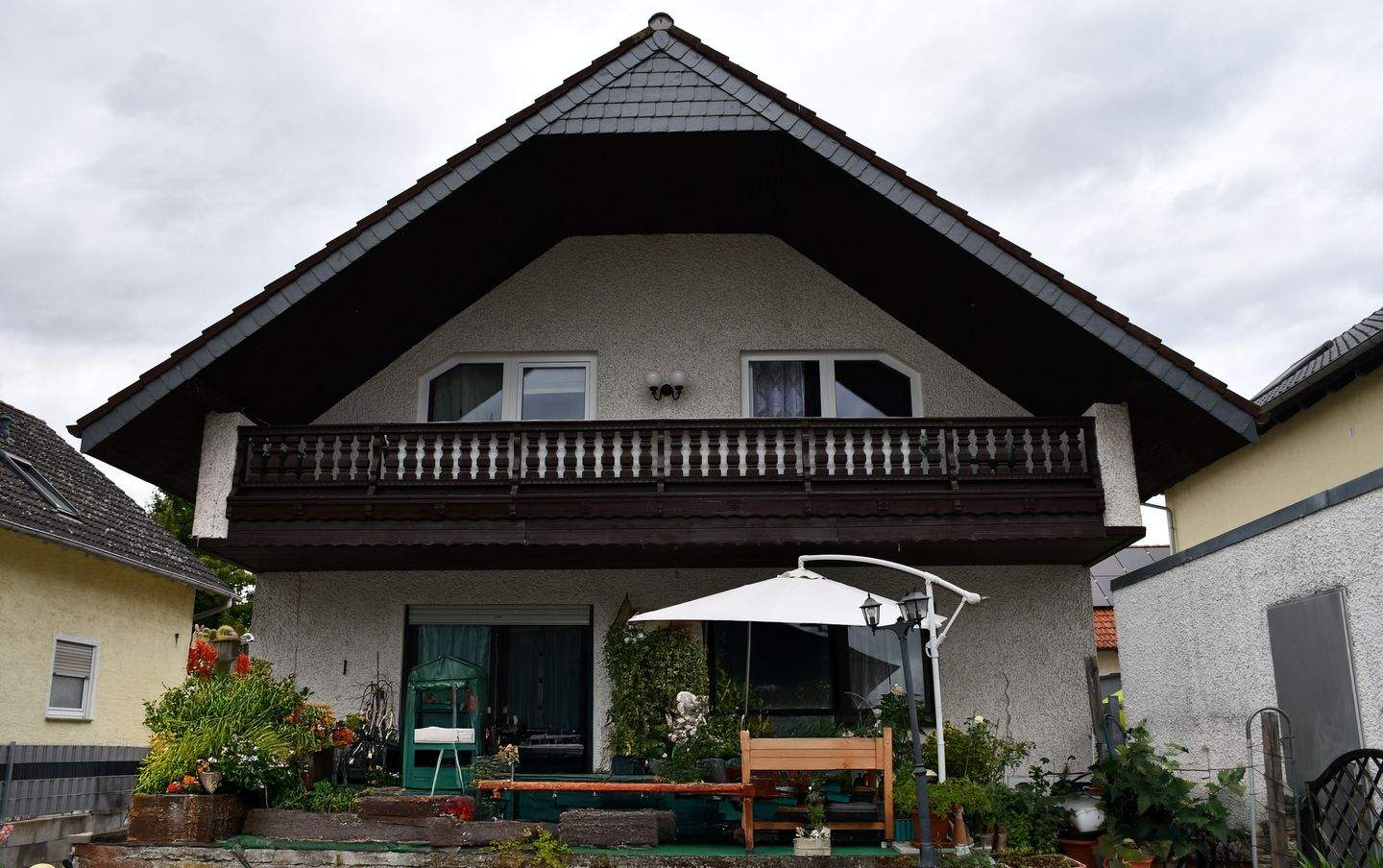 Thumbnail-:: Geräumiges Einfamilienhaus mit Garten und Garage sucht sympathische Familie (H 546) ::